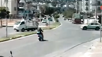 Antalya'da çocuklarını okuldan almak için yola çıkmıştı: Talihsiz kadından acı haber geldi! Feci kaza anı kamerada...